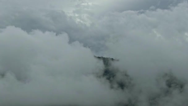 Landschap Bergtop Uitzicht Van Enorme Wolken Rond Wind Generator — Stockvideo