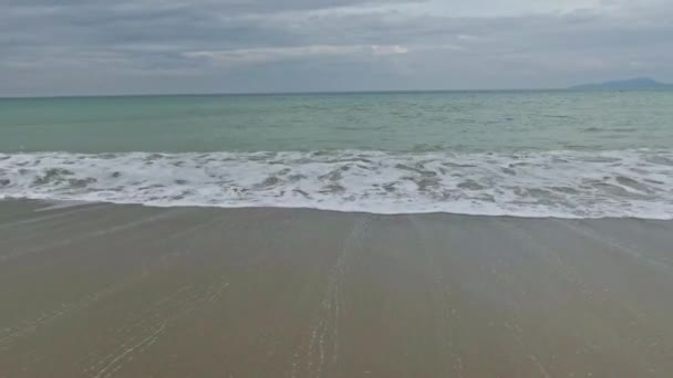 Uspokajający Widok Piękne Fale Plaży Idąc Kierunku Morza Tworzenia Piankowych — Wideo stockowe