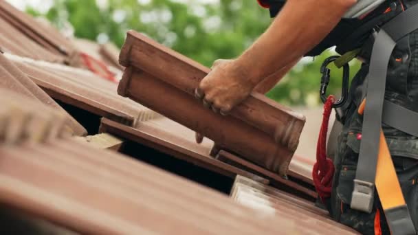 民家の屋根の上に粘土瓦を設置する屋根 側面図 — ストック動画