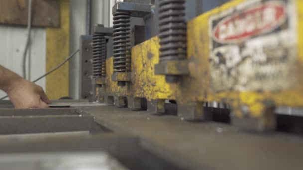 Trituração Alumínio Cisalhamento Metal Durante Produção Fabricação — Vídeo de Stock