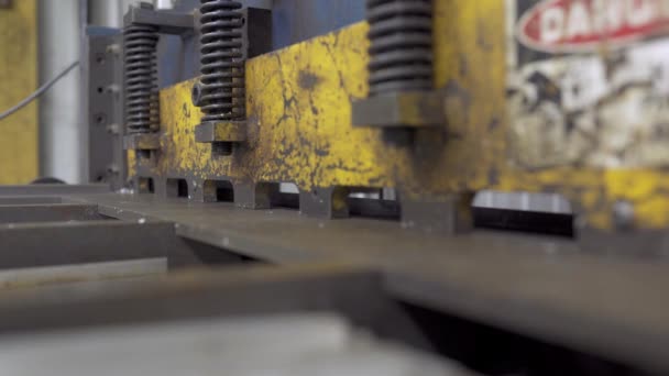 Industrial Shearing Machine Metal Manufacturing Workshop — Stock Video