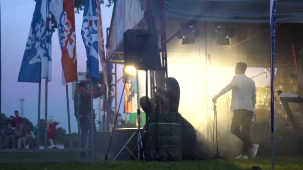 Homem Filmando Uma Banda Palco Durante Concerto Rusne Festival Lituânia — Vídeo de Stock