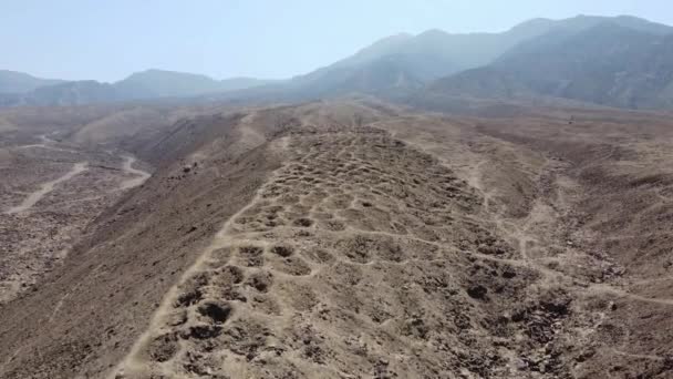 ペルーのピスコにある遺跡のドローン映像 穴のバンド と呼ばれる山の尾根の上に5000以上の穴 ドローンは低いところから飛び立つ 穴は地平線の山に入る — ストック動画