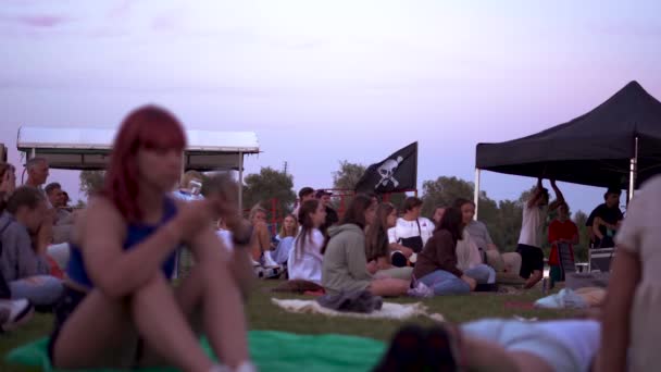 Emberek Ülnek Fesztiválon Kalózzászlóval Szélben Felakasztva Hajóra Rusnes Fesztivál Litvánia — Stock videók