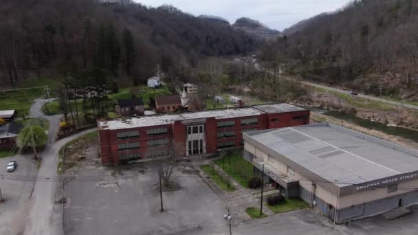 Кадри Повітряного Дрону Піднімаються Опускаються Покинутий Naiper High School Sherman — стокове відео