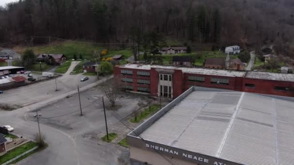 Filmato Aereo Drone Orbitante Sinistra Intorno Abbandonato Naiper High School — Video Stock