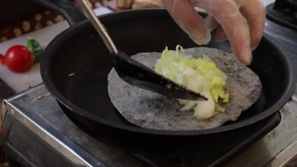 Matlagning Kyckling Taco Serie Närbild Kockens Hand Bär Handskar Sätta — Stockvideo
