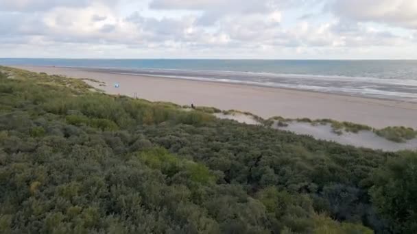 Voo Drones Sobre Dunas Típicas Durch Que Aproximam Uma Praia — Vídeo de Stock