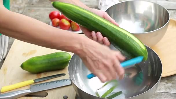 キッチンでキュウリを感じる健康的な食事のストック映像 — ストック動画