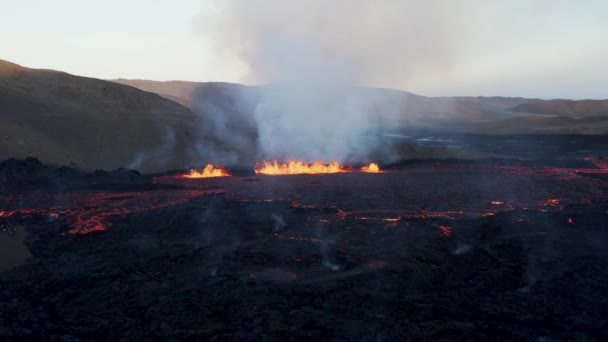 2022 Vulcão Fissura Emitindo Poderosa Lava Quente Derretida Subsolo Vapor — Vídeo de Stock