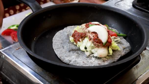 Matlagning Kyckling Taco Serie Närbild Kockens Hand Bär Handskar Sätta — Stockvideo