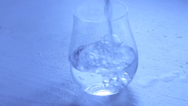 Glas Wasser Auf Dem Tisch Mit Fließendem Wasser — Stockvideo