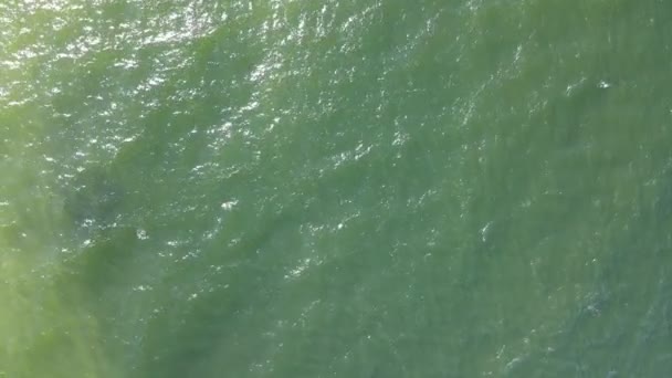 空中俯瞰着流向海岸的碧绿碧绿的海水 — 图库视频影像