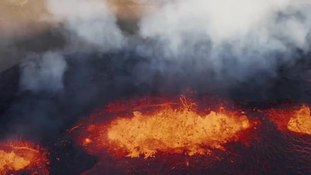 Έκρηξη Fissure Που Ρίχνει Ζεστό Λιωμένο Λάβα Και Τοξικές Αναθυμιάσεις — Αρχείο Βίντεο