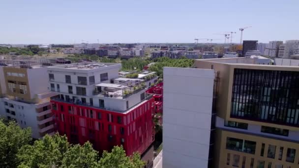 Rotes Bürogebäude Südfrankreich Montpellier — Stockvideo