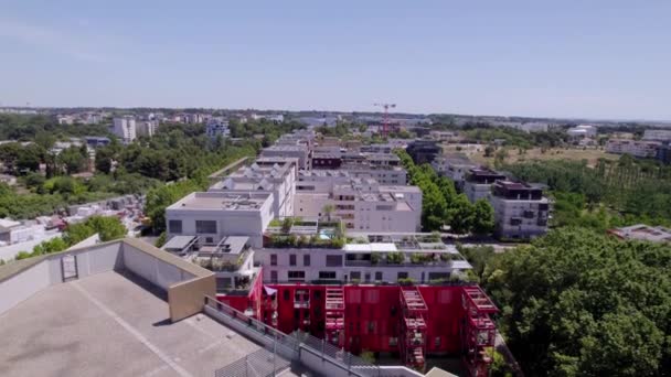 Edificio Rojo Alrededor Edificios Oficinas Grises Apartamentos Montpellier Francia — Vídeos de Stock