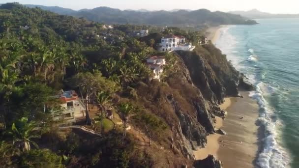 墨西哥圣潘乔热带地区悬崖边海滩别墅 — 图库视频影像