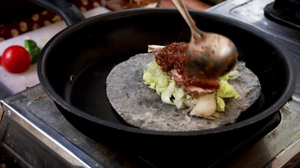 Matlagning Kyckling Taco Serie Närbild Kockens Hand Bär Handskar Sätta — Stockvideo