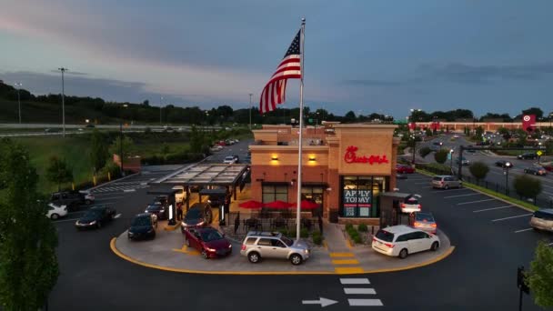 Chick Fil Guida Attraverso Bandiera Americana Notte Rivelazione Aerea Crescente — Video Stock