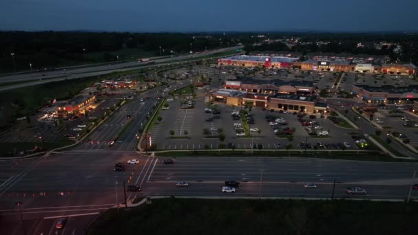 アメリカの近代的な小売店 夜間に空中トラックが撃たれた アメリカの郊外のスプロールと消費主義 — ストック動画