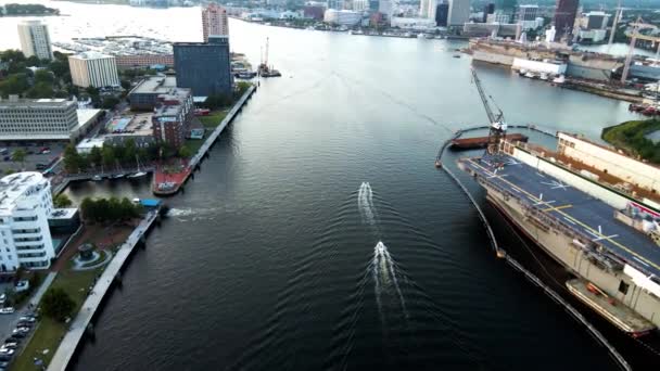 Aerial Felett Elizabeth River Két Hajó Navigating Mentén Múlt General — Stock videók