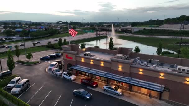 Chick Fil A晚上带着美国国旗开车经过美国受欢迎的鸡肉快餐馆的空中景观 — 图库视频影像