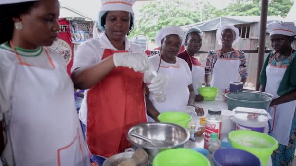 Aşçılık Hocası Genç Bayanlara Kendi Işlerini Kurmak Için Kızartılmış Fıstık — Stok video