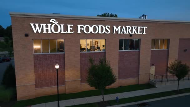 Whole Foods Market Lebensmittelgeschäft Supermarkt Ladenschild Der Nacht Luftaufnahme — Stockvideo