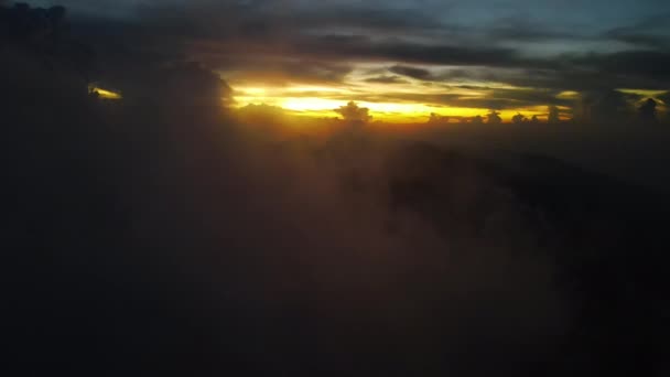 Flug Durch Die Wolken Richtung Vulkan Mount Agung Bei Sonnenuntergang — Stockvideo