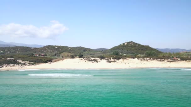 Klip Drona Lecący Przodu Nad Tropikalną Plażą Barami Plaży Grecji — Wideo stockowe