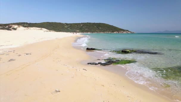 Vídeo Câmera Lenta Ondas Esmagando Para Uma Praia Tropical Grécia — Vídeo de Stock