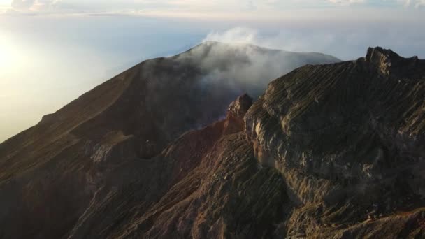 Volando Hacia Adelante Hacia Borde Del Cráter Del Volcán Activo — Vídeos de Stock