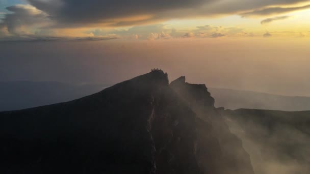 Силуэт Группы Туристов Стоящих Краю Кратера Действующего Вулкана Агунг Закате — стоковое видео