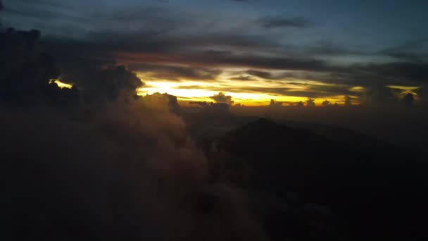 バリ島のアグン山火山の上の日没 雲の上のドローンビュー — ストック動画