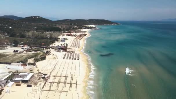 Безпілотний Кліп Летить Високо Над Тропічним Пляжем Пляжними Барами Греції — стокове відео