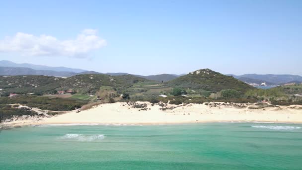 Clip Dron Volando Hacia Los Lados Sobre Una Playa Tropical — Vídeos de Stock