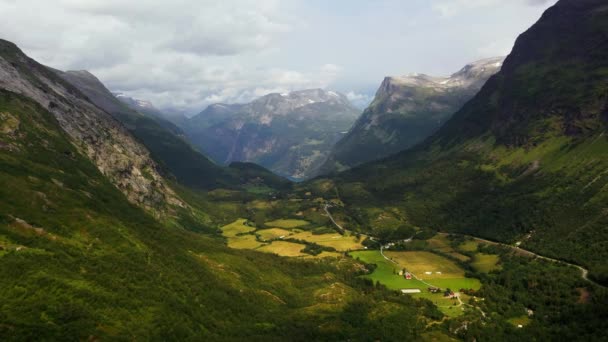 Letecký Pohled Výhledem Údolí Geiranger Léto Norsku Stoupající Dron Shot — Stock video