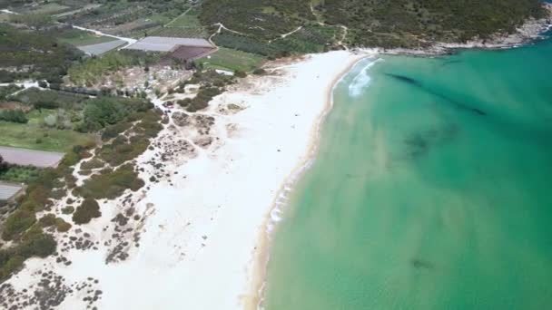 Yunanistan Tropik Bir Sahil Plaj Barları Üzerinde Dönen Drone Klibi — Stok video