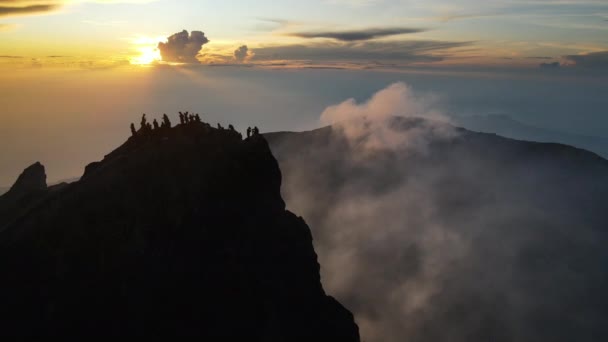 Sylwetki Turystów Stojących Skraju Krateru Aktywnego Wulkanu Mount Agung Zachodzie — Wideo stockowe