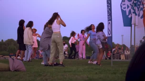 Meninas Dançando Festival Música Evento Livre Rusne Lituânia — Vídeo de Stock