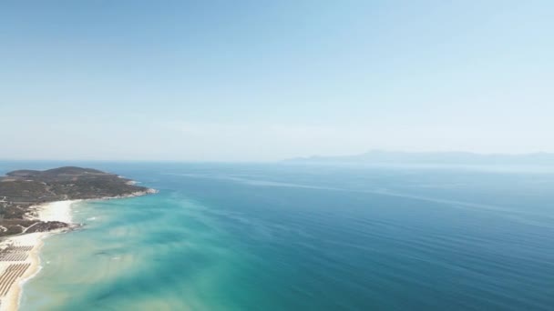 Klip Drona Obracający Się Wysoko Nad Tropikalną Plażą Barami Plaży — Wideo stockowe