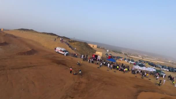 Повітряна Пригода Drone Tracking Motocross Riders Desert Terrain Чейз Трек — стокове відео