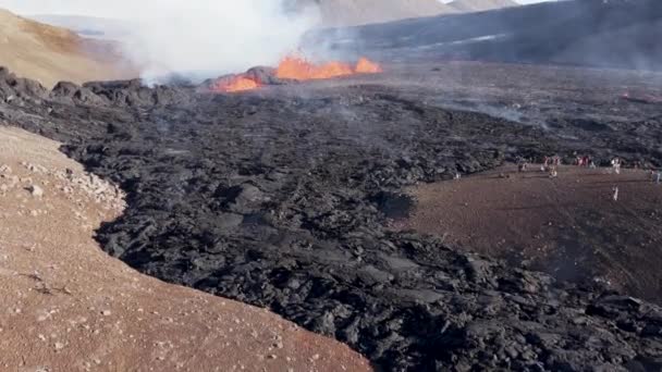 Turister Står Vid Kanten Basalt Lavafält Meradalir Spricka Vulkan Antenn — Stockvideo