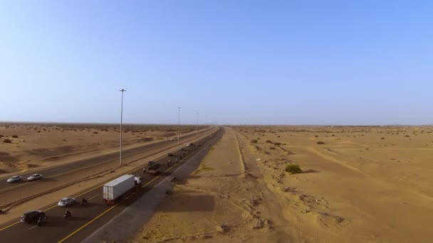 Lotnicze Drone Flyover Pojazd Konwój Prosto Desert Road Blue Sky — Wideo stockowe