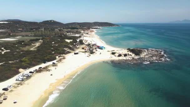 Klip Drona Lecący Wysoko Nad Tropikalną Plażą Barami Plaży Grecji — Wideo stockowe