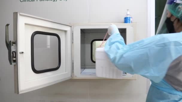 Asiatisk Sjuksköterska Bär Ppe Transfer Foam Storage Box Innehåller Biohazard — Stockvideo