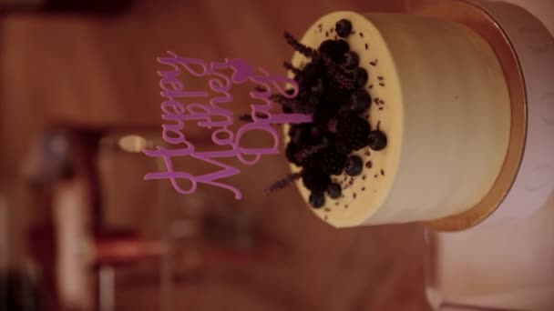 Постріл Привабливого Торта Прикрашений Малиною Чорницею День Матері — стокове відео