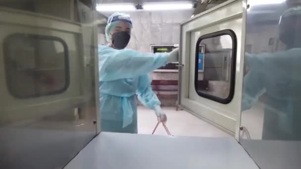 Asian Nurse Wear Ppe Transfer Foam Storage Box Contain Biohazard — Stock Video