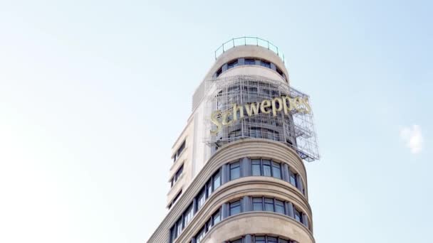 Spanya Nın Madrid Şehrinde Güneşli Bir Günde Carrin Binasında Schweppes — Stok video