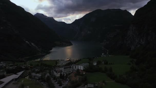 Вид Воздуха Гейрангер Фьорд Отель Union Geiranger Мрачной Норвегии Спуск — стоковое видео